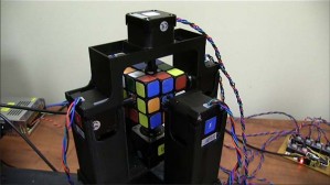 Робот собрал кубик Рубика за 1 секунду
