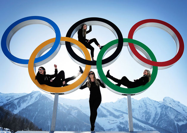 Сноубордистки позируют на олимпийских кольцах в Сочи
