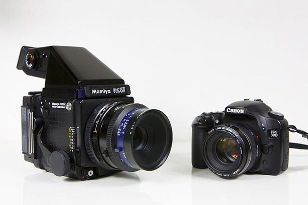 Фотокамера Mamiya RZ67 в сравнении с привычной сегодня всем зеркалкой Canon.