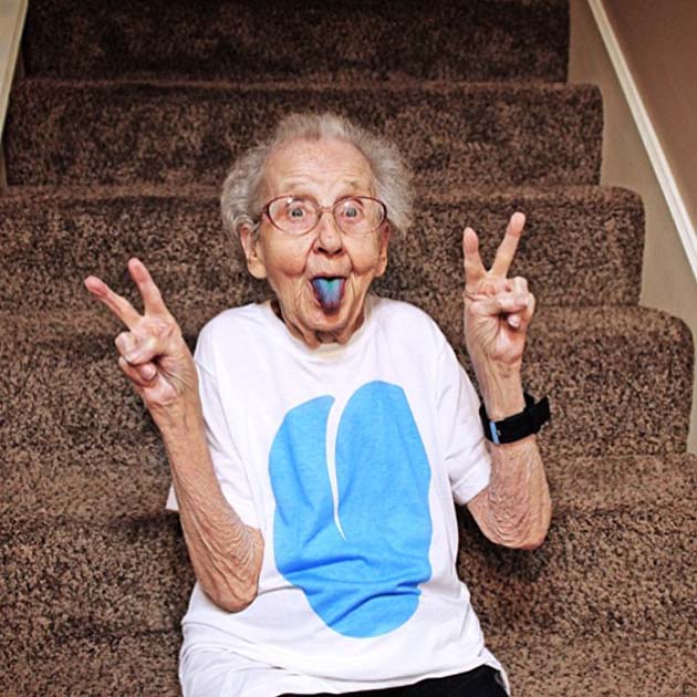 Бабушка Бетти показывает синий от конфеты язык