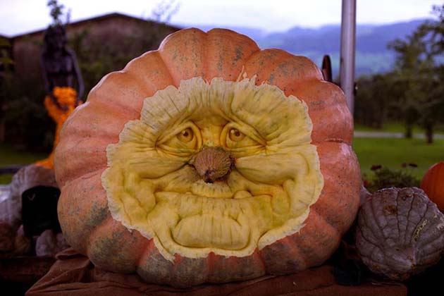pumpkin-carving-by-ray-villafane-studios-10