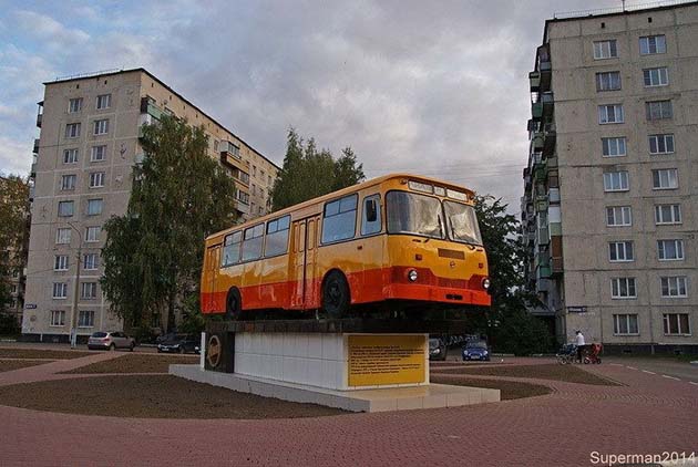 Памятник ЛиАЗ 677 в Ликино-Дулево 2015 год