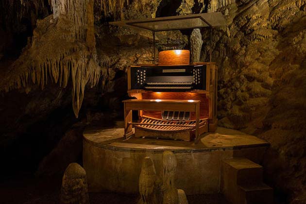 800stalacpipe_organ_console_-_luray_caverns_2015-05-09_14.29.19_by_stan_mouser